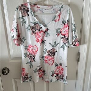 Source Unknown Women’s Pink and White Floral V-Neck Top, Size L
